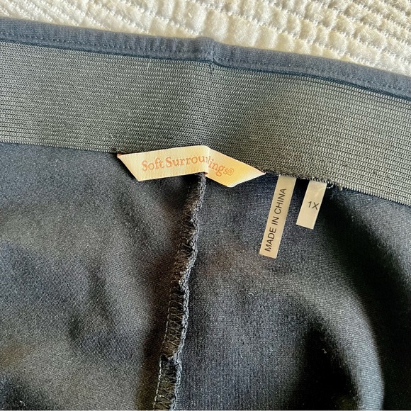 Black Zippered Leggings - Picture 2 of 6